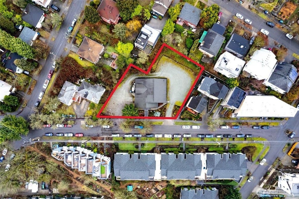 812 Davis and N 1/2 of 20 Pl S Lots 21,22,23