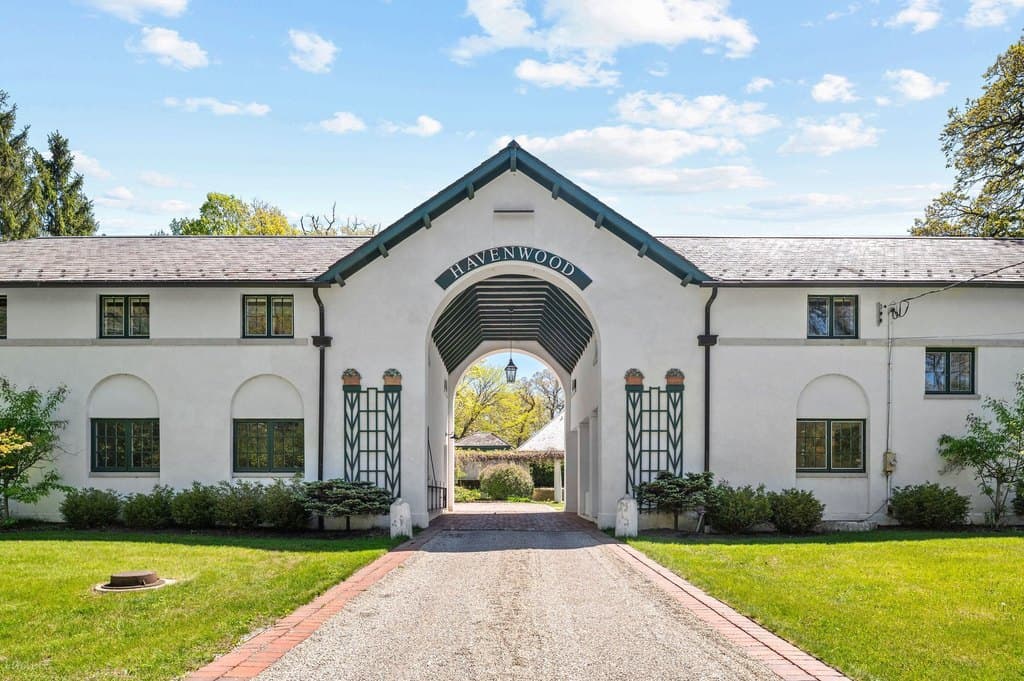 955 E Ringwood Rd N, Lake Forest