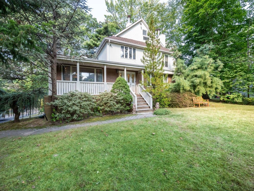 100 Station Rd, Great Neck