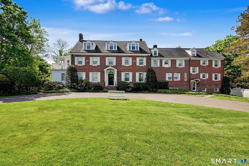 24 Saint Johns Pl Apt 4, New Canaan