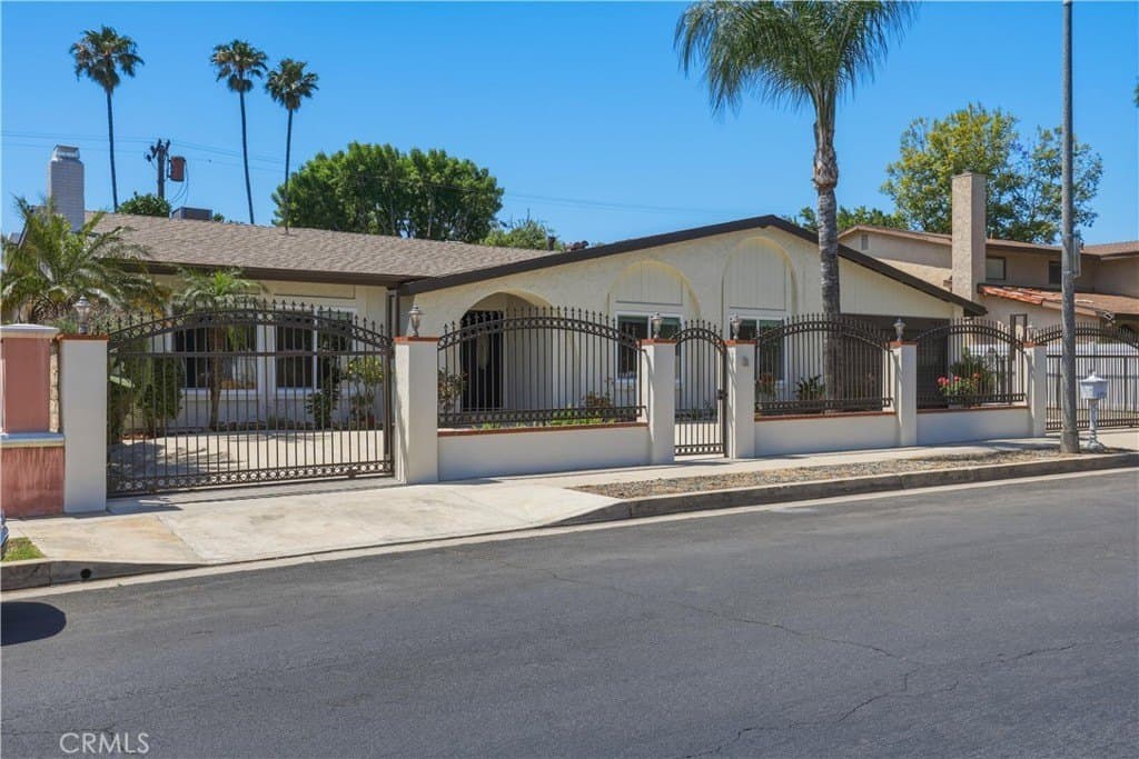 9521 Yolanda Ave