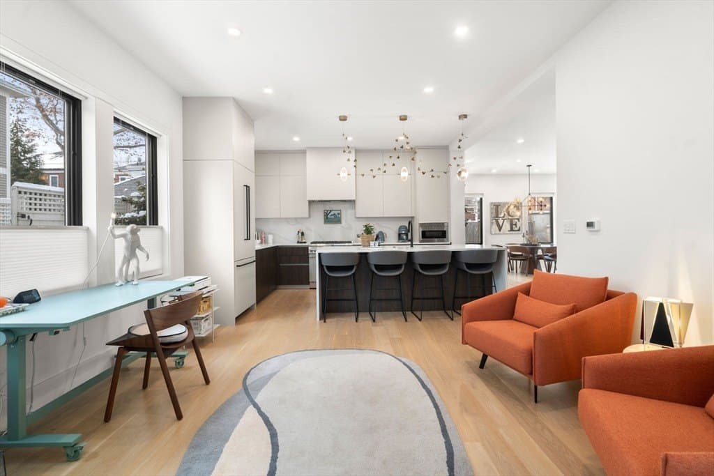 116 Thorndike St Unit 1, Brookline