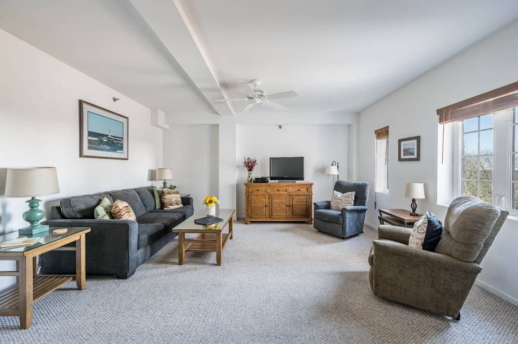 236 Edgemere St Apt 219, Montauk