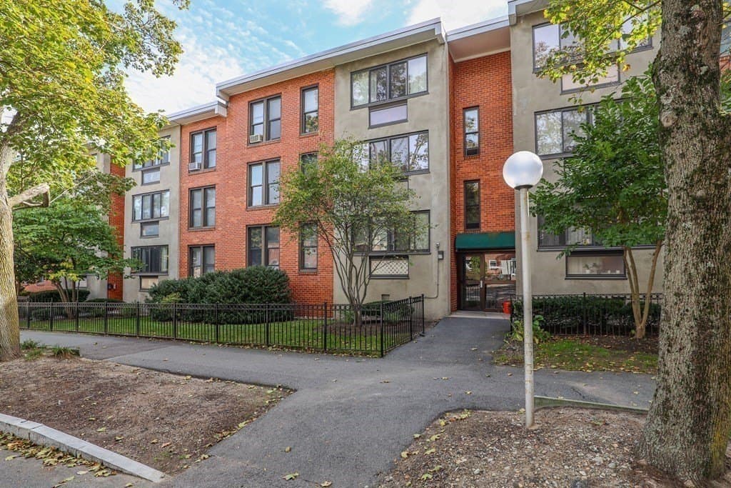 38 Juniper St Apt 108, Brookline