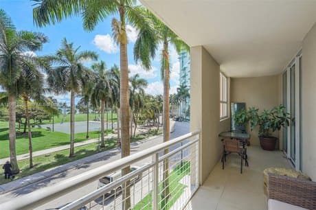 2000 N Bayshore Dr Apt 211