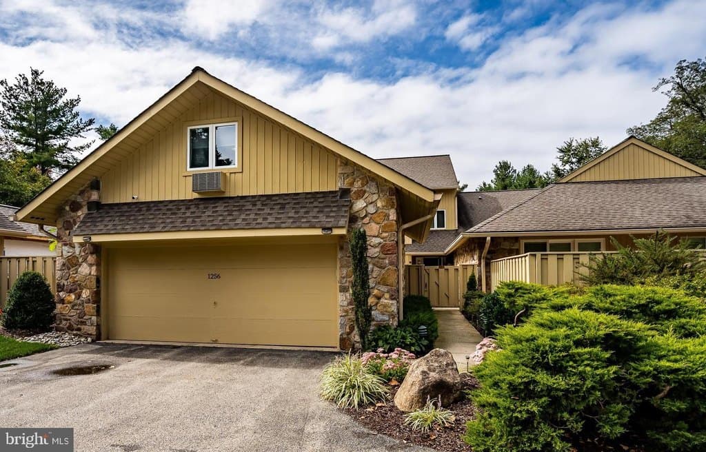 1256 Round Hill Rd, Bryn Mawr