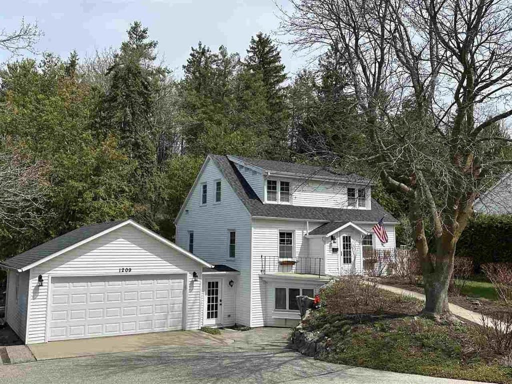 1209 E Mitchell St, Petoskey