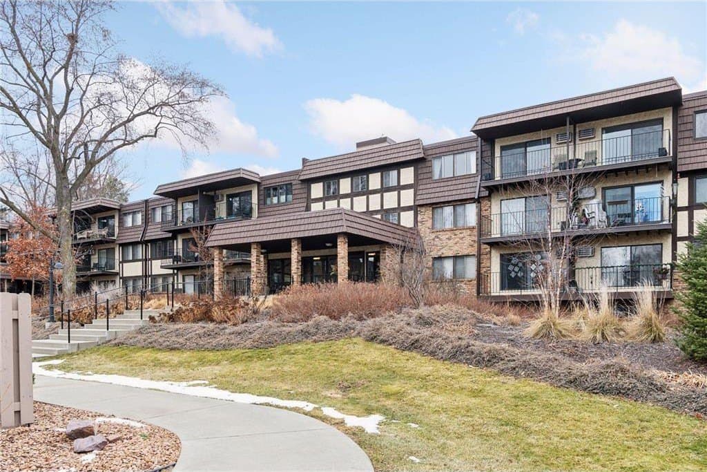 205 Barry Ave S Apt 303, Wayzata