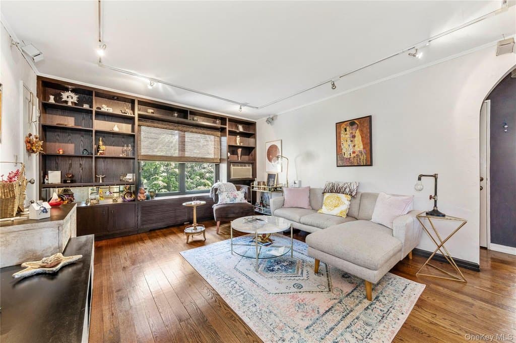 16 Terrace Cir Apt 14C, Great Neck