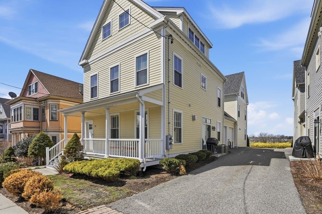 22 Grampian Way, Boston