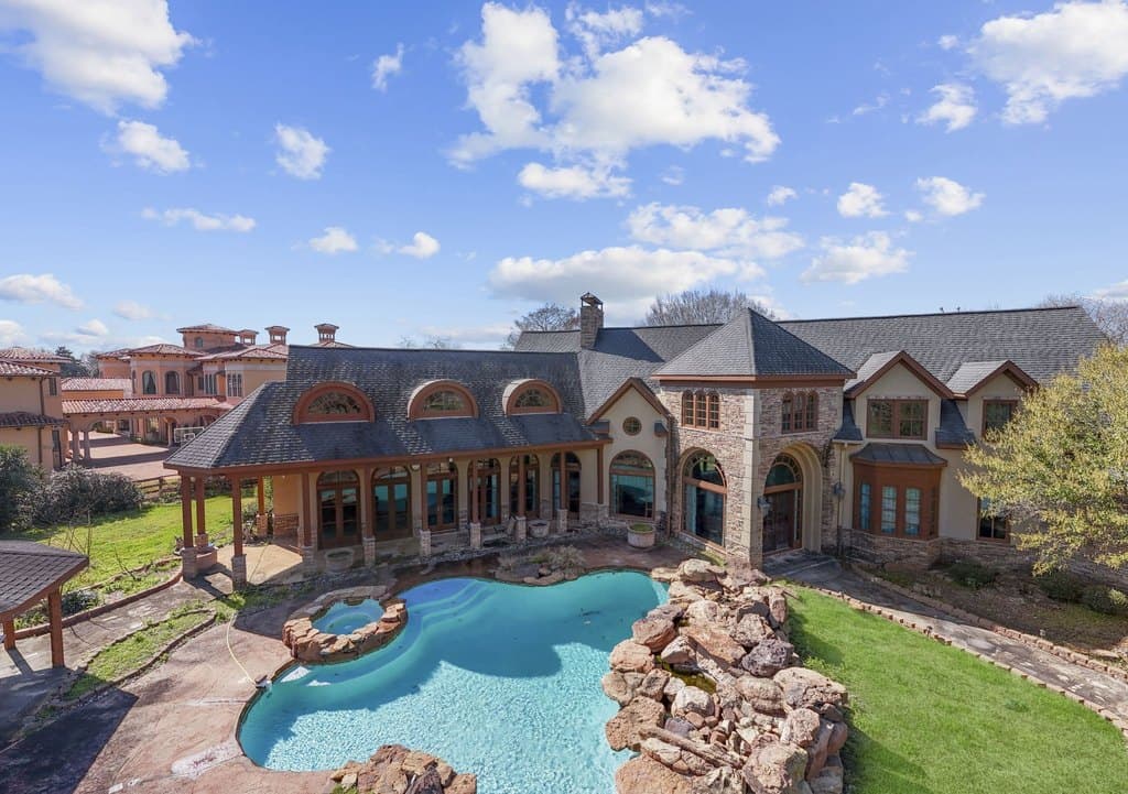 326 W Alkire Lake Dr, Sugar Land
