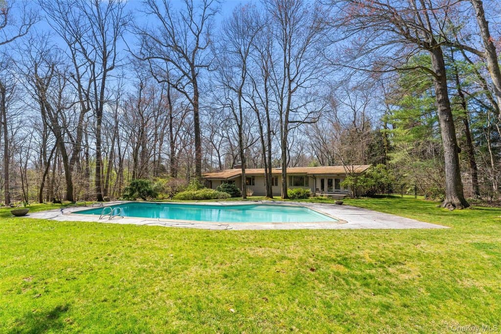 98 Cushman Rd, Scarsdale