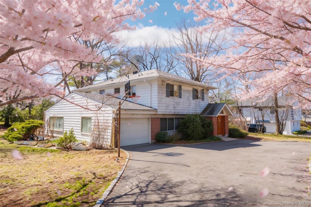 71 Horace Harding Blvd, Great Neck