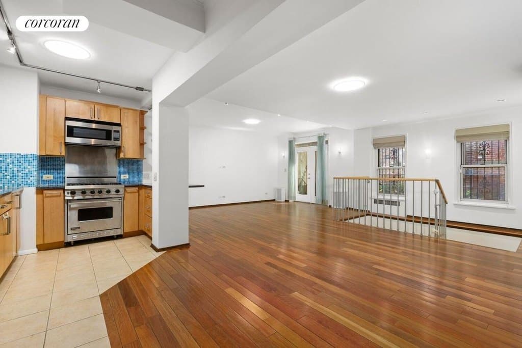 210 W 19th St Apt 1F, New York