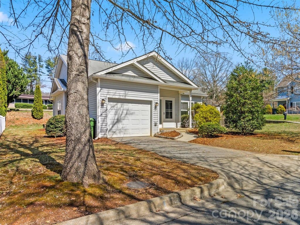 15 Scottish Cir, Asheville