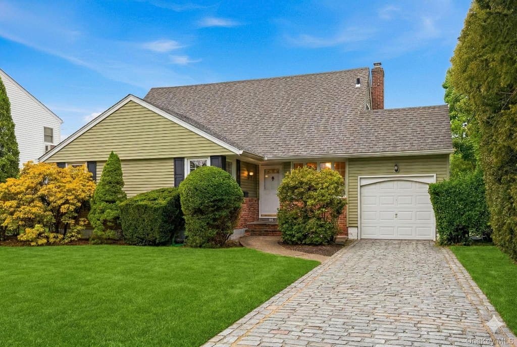 208 Weyford Ter, Garden City