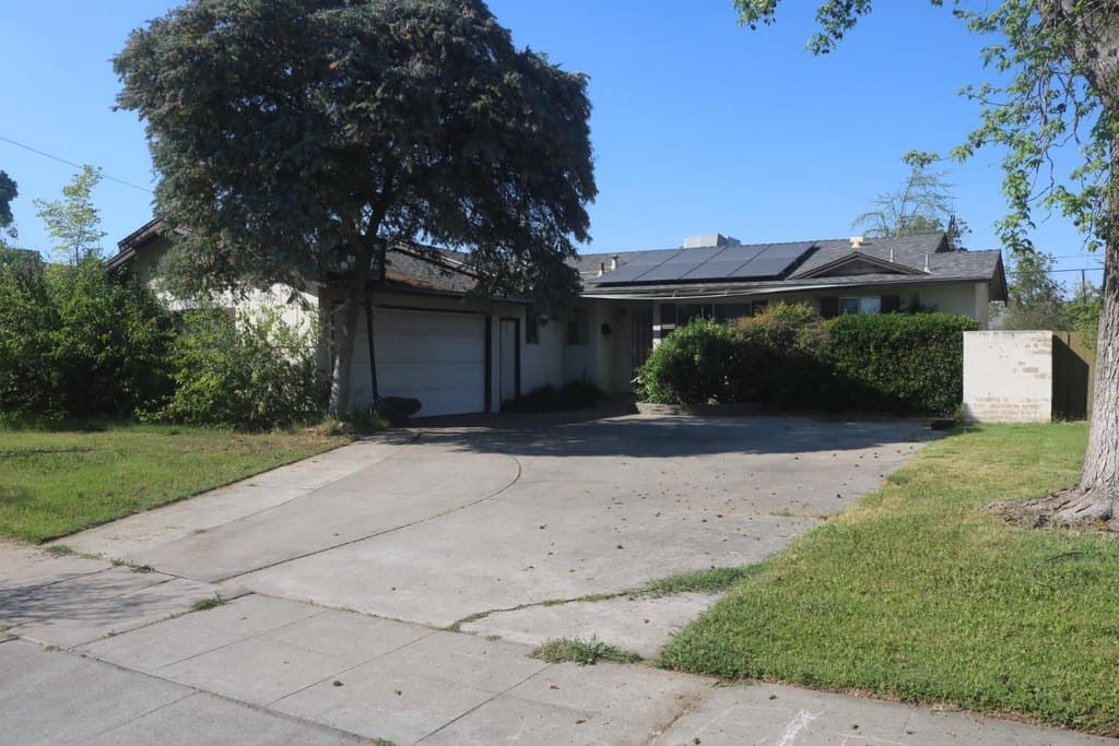 2807 E Garland Ave, Fresno