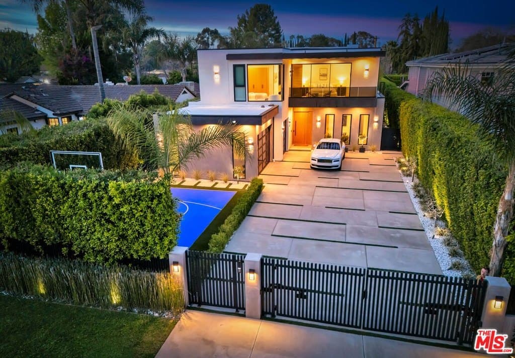 15743 Hesby St, Encino