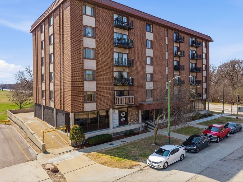 8359 W Addison St Apt 207
