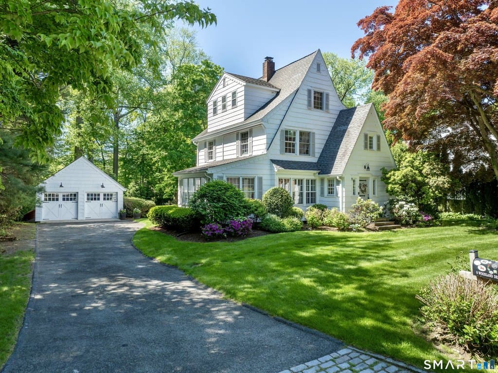 8 Woodland Dr, Darien