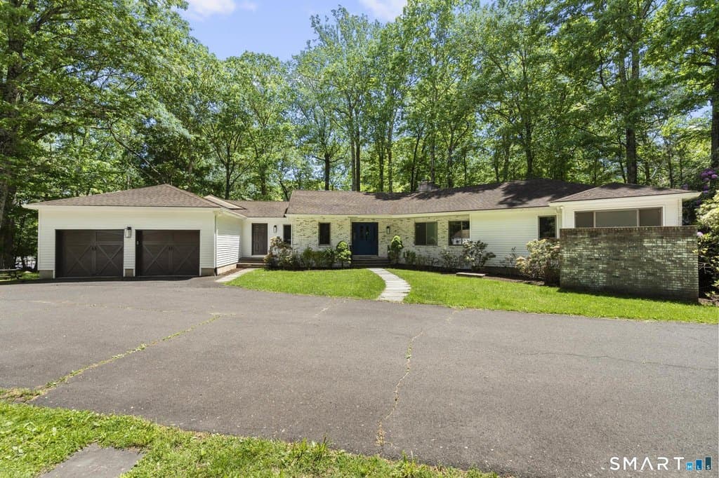 58 Briar Woods Trl, Stamford