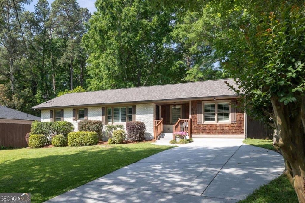 1907 Fairway Cir NE, Brookhaven