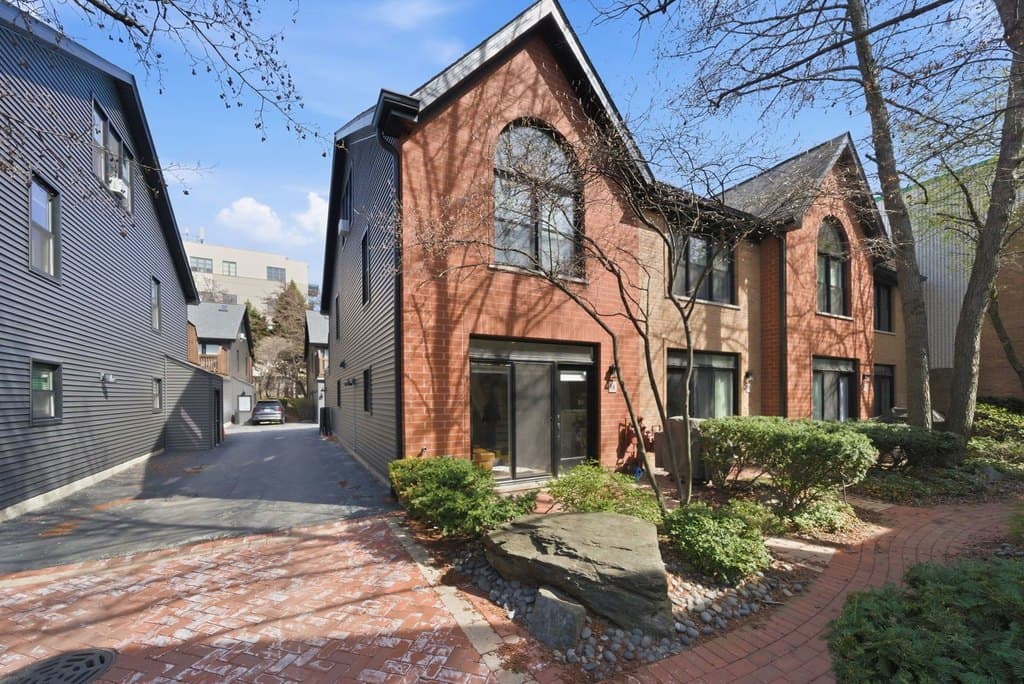 1801 W Diversey Pkwy Unit 16