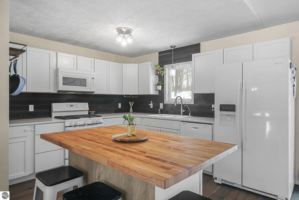 1967 Black Bark Ln, Traverse City