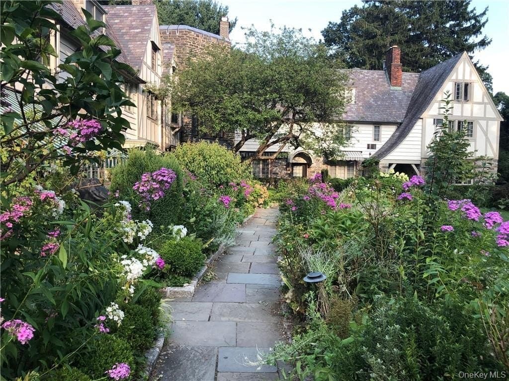 5 Merestone Ter, Bronxville