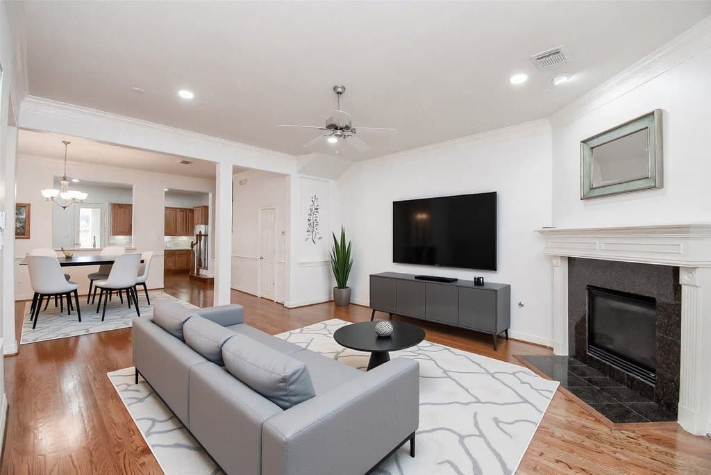 155 White Dr, Bellaire