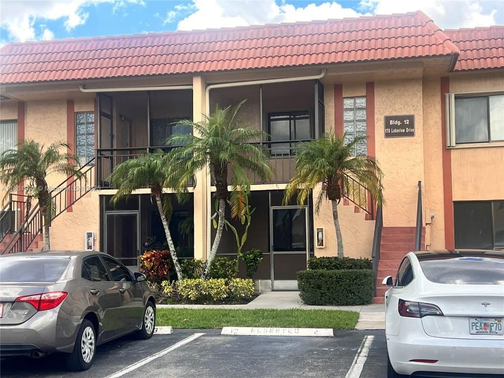 170 Lakeview Dr Apt 103, Weston