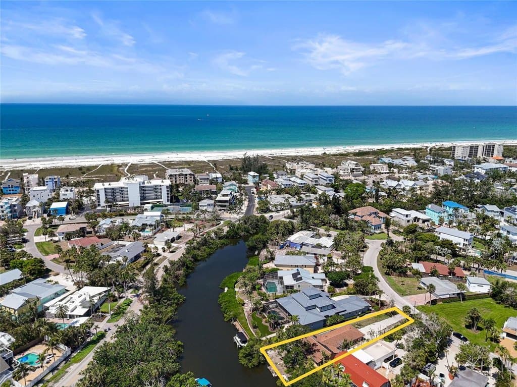 30 Island Cir, Sarasota