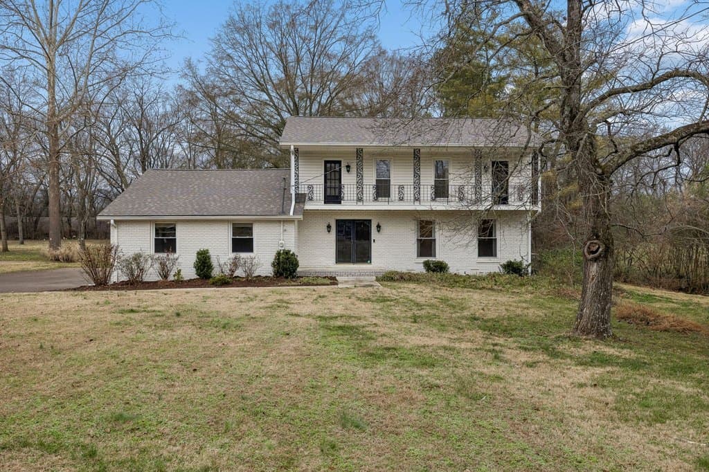 1303 General McArthur Dr, Brentwood