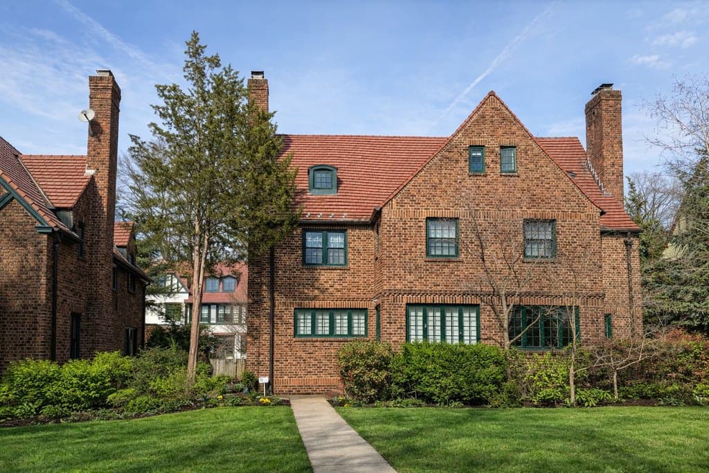 8 Whitson St, Queens