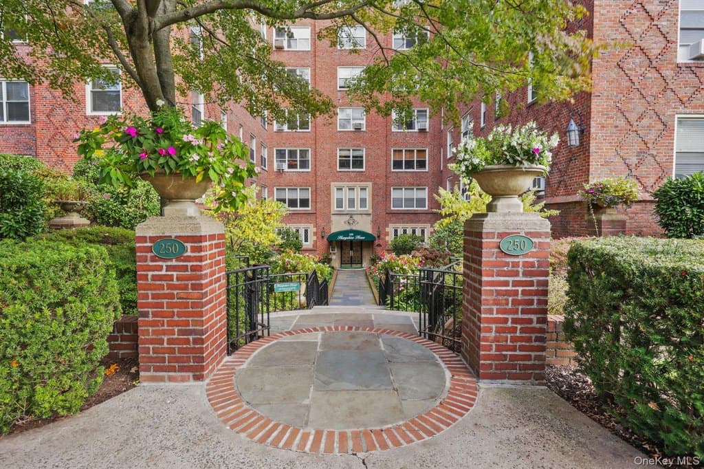 250 Bronxville Rd Apt 2G, Bronxville