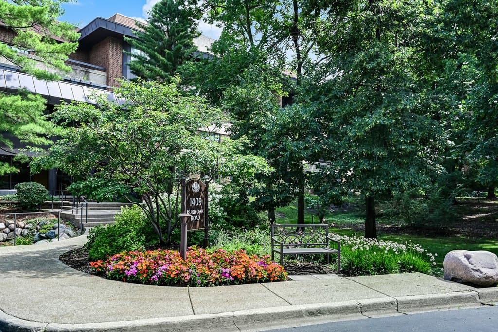 1409 Burr Oak Rd Apt 414A, Hinsdale