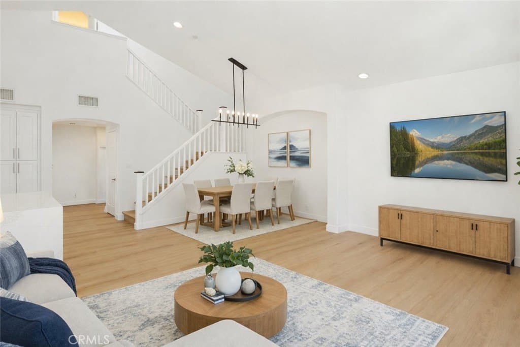 26 Burlingame, Irvine