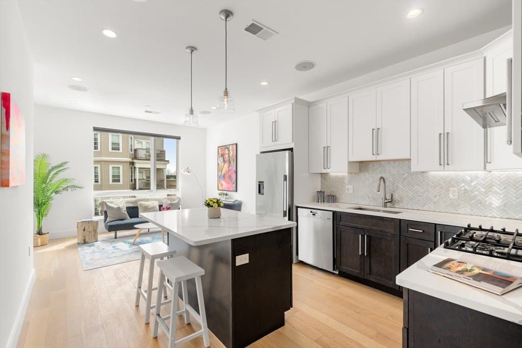 946 Saratoga St Unit 204, Boston