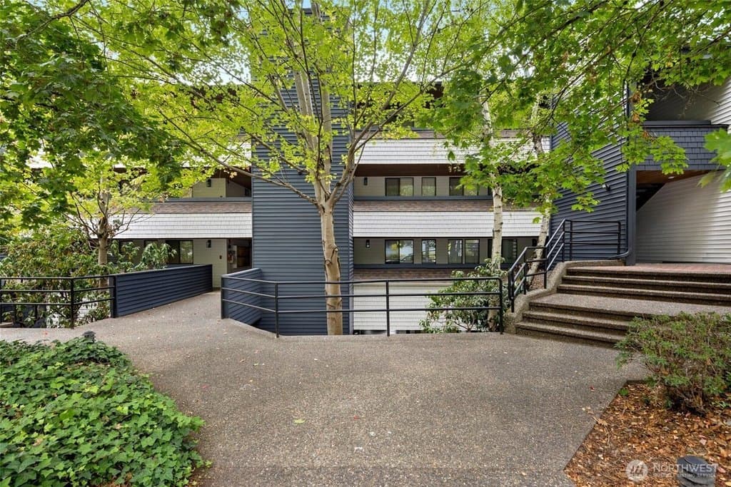 3055 80th Ave SE Apt 107, Mercer Island