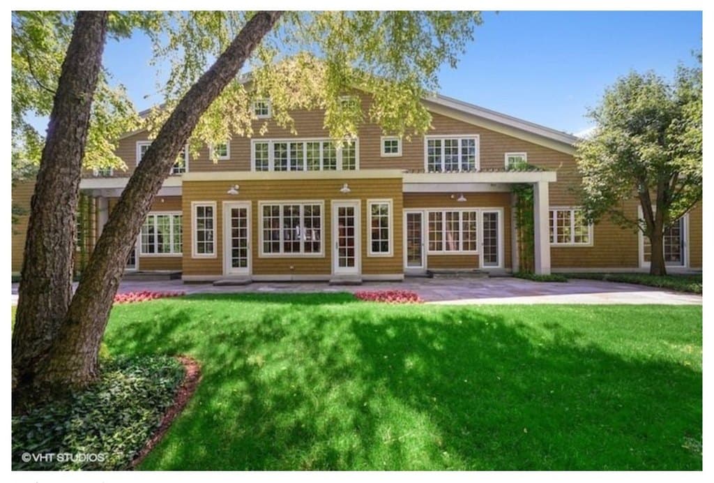 4 Indian Hill Rd, Winnetka