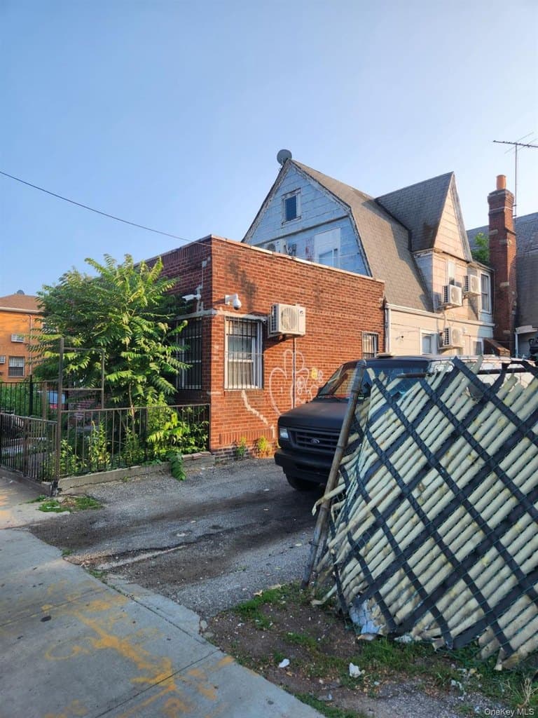 103-16 Van Wyck Expy