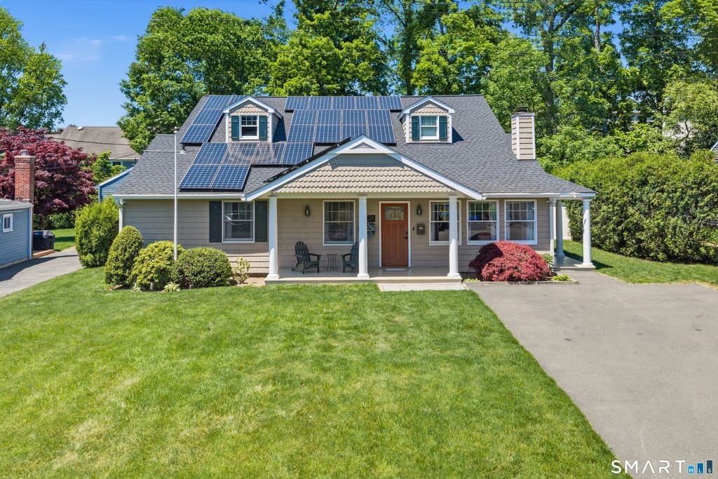 39 Kenilworth Dr W, Stamford