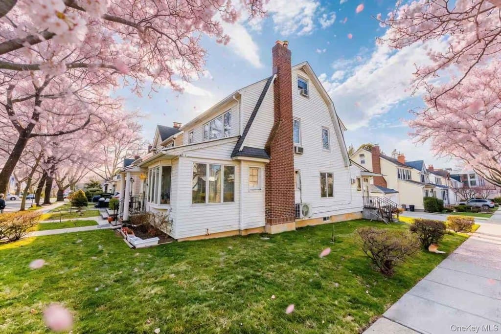 257-17 Pembroke Ave, Great Neck