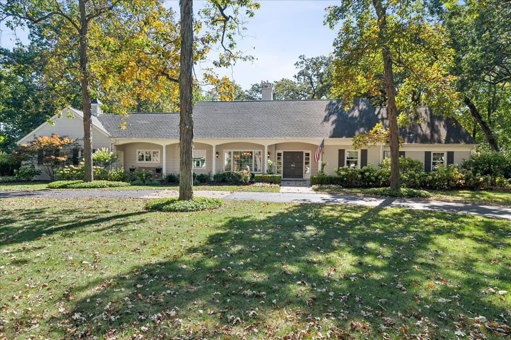 1045 Oak Grove Ln, Lake Forest