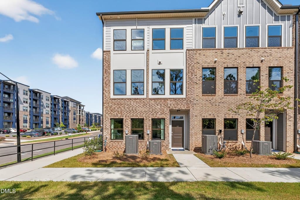 766 Ballyneal Aly, Cary