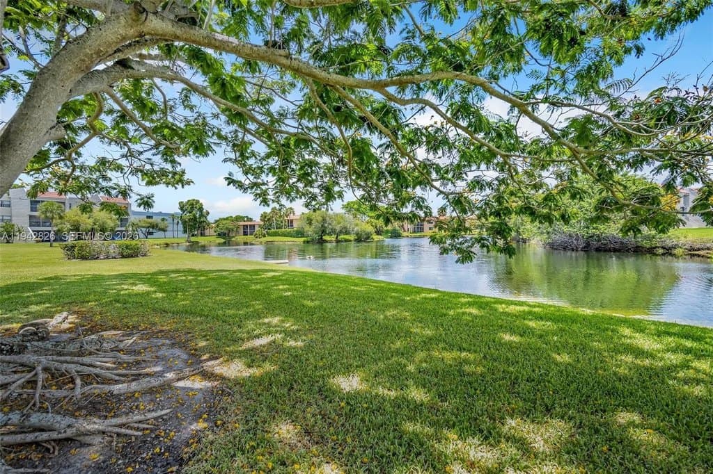 220 Lakeview Dr Apt 308, Weston