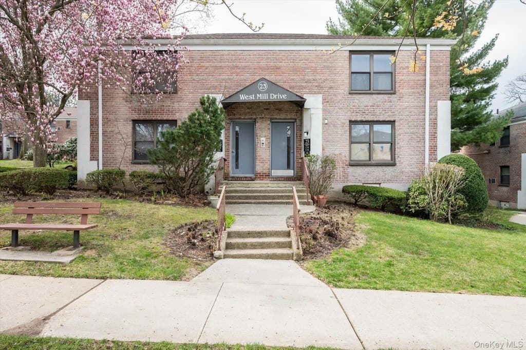 23 W Mill Dr Apt 9A, Great Neck