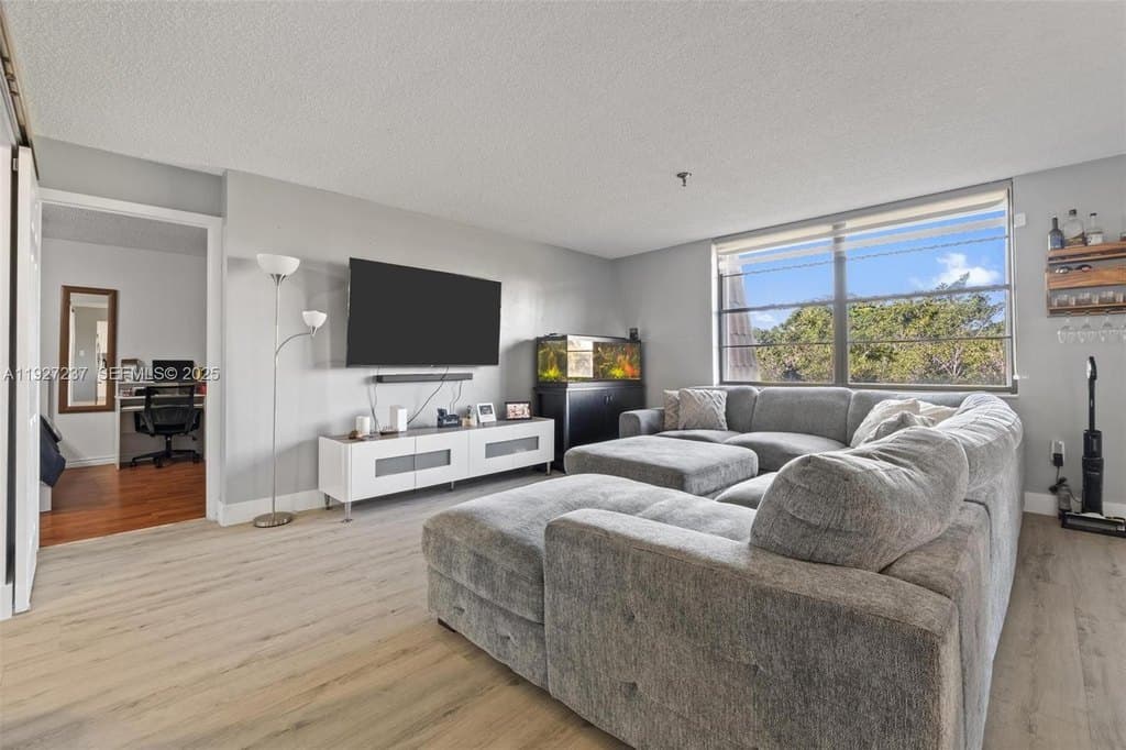 661 NE 195th St Apt 408