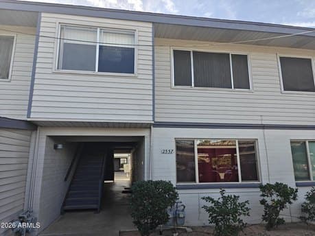 2557 W Rose Ln Unit 204