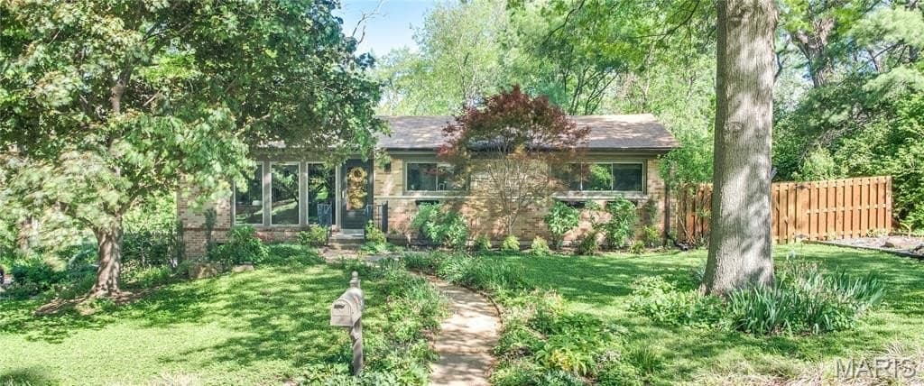 842 Louwen Dr, Ladue